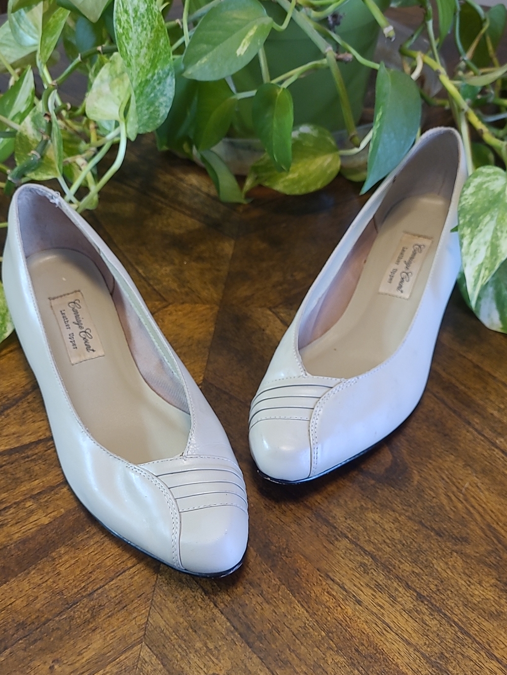 Vtg. Carriage Court Taupe Leather Women’s Low Heel Pumps